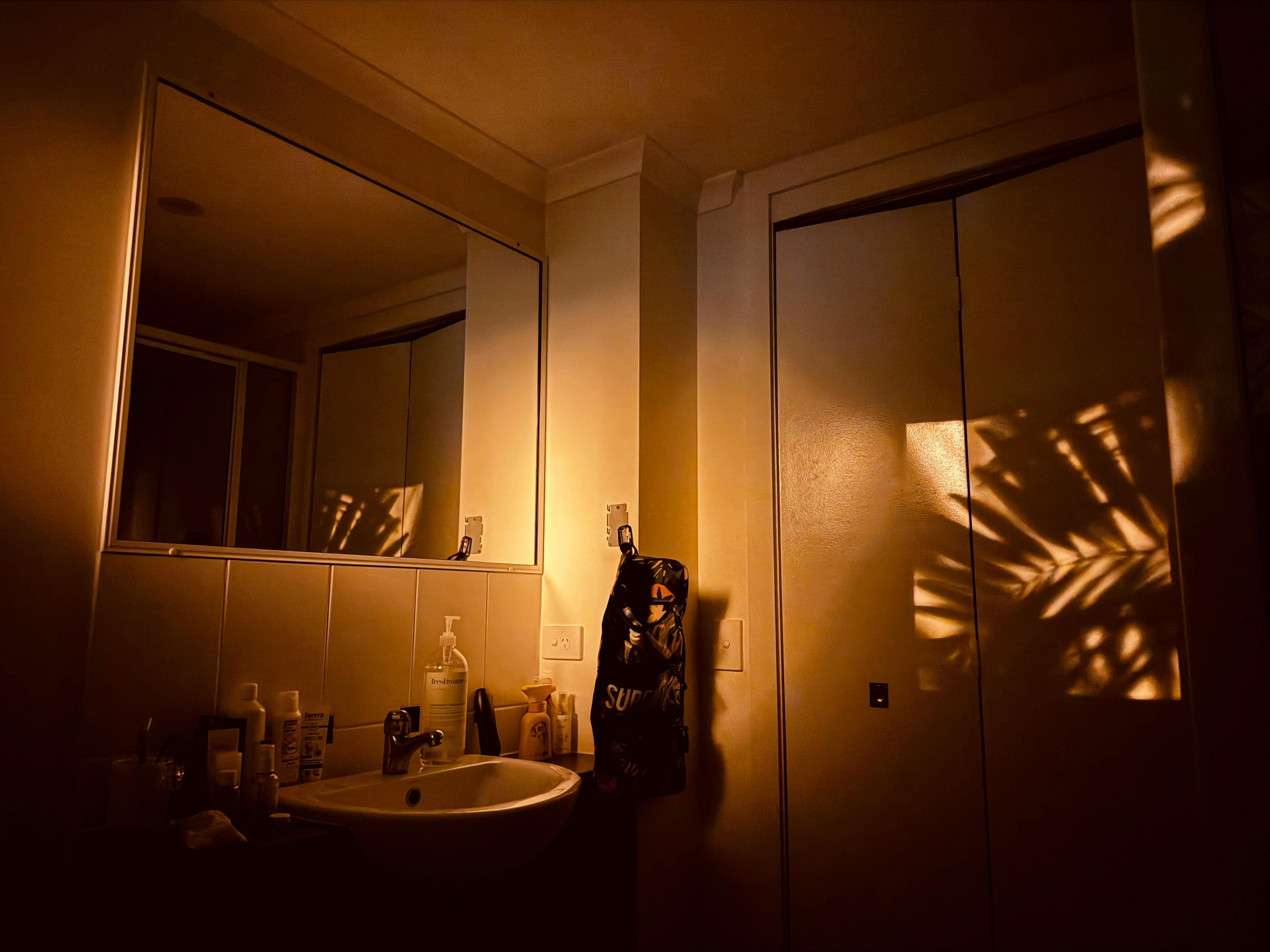 Monteur arbeitet im modernen Badezimmer